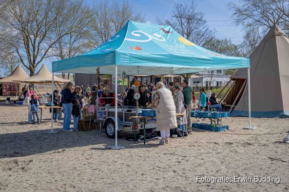 Almeerderstrand verandert in openluchtlaboratorium tijdens strand vol wetenschap
