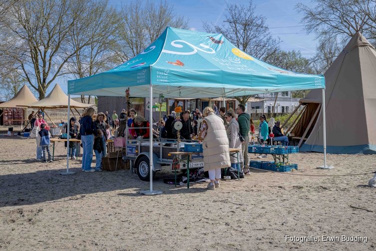 Almeerderstrand verandert in openluchtlaboratorium tijdens strand vol wetenschap