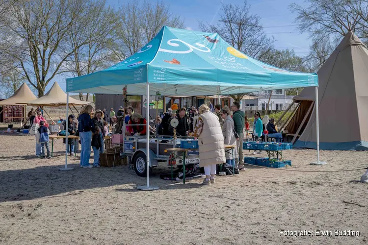 Almeerderstrand verandert in openluchtlaboratorium tijdens strand vol wetenschap