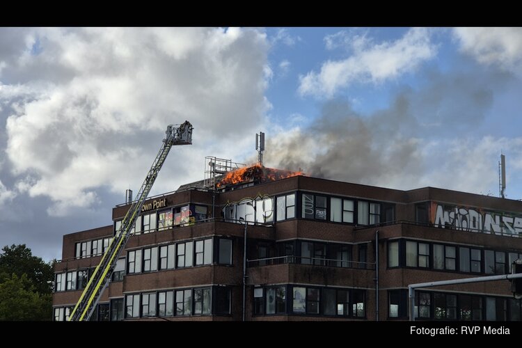Uitslaande brand in leegstaand pand aan De Paal in Almere Haven
