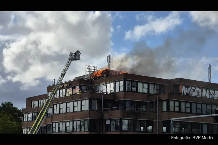 Uitslaande brand in leegstaand pand aan De Paal in Almere Haven