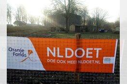 Bankjes plaatsen en moestuin aanleggen tijden NL Doet op Kinderboerderij den Uylpark